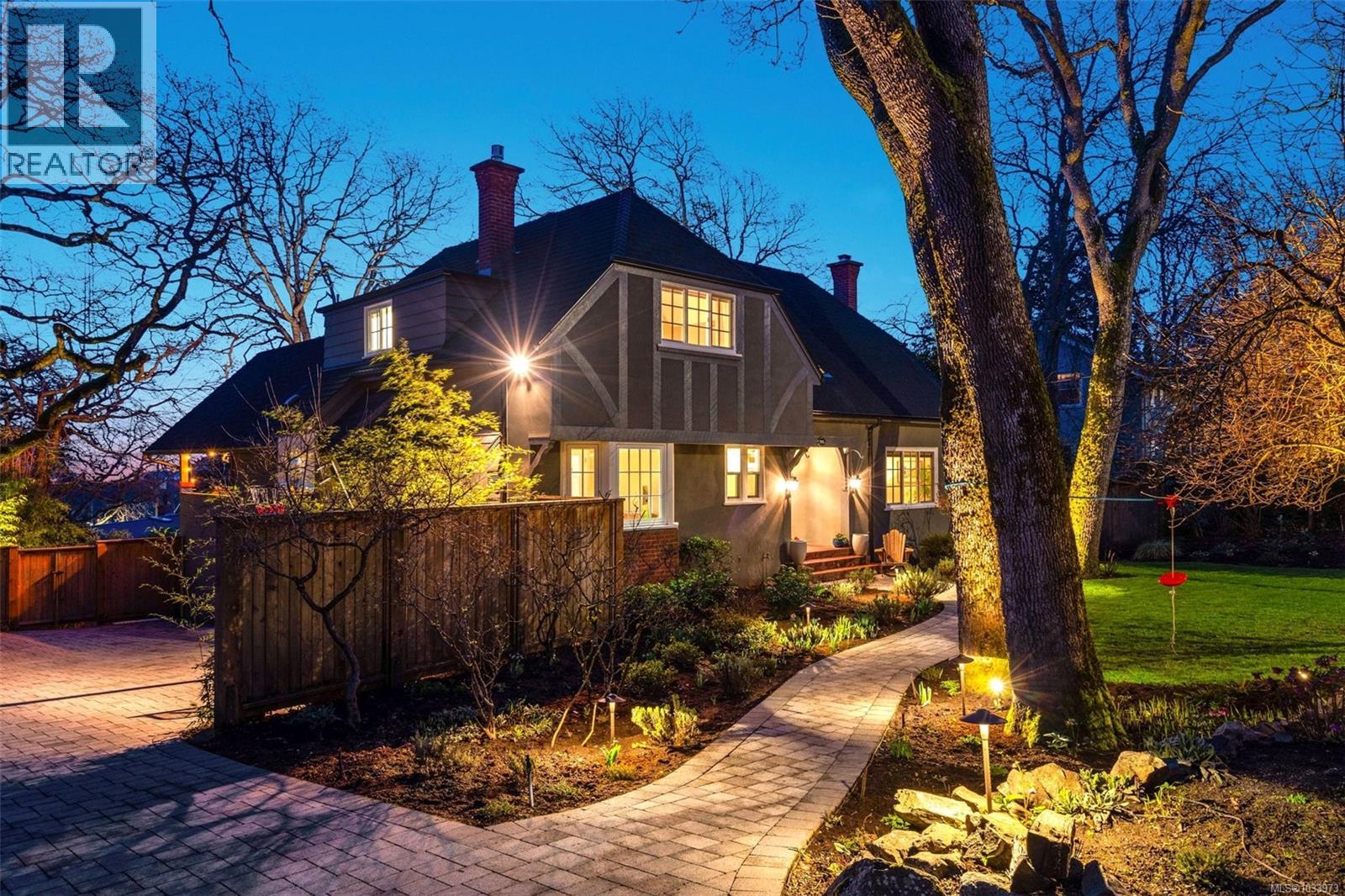 995 Terrace Ave, Victoria