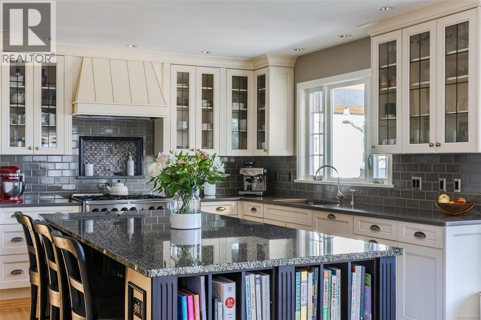 995 Terrace Ave, Victoria