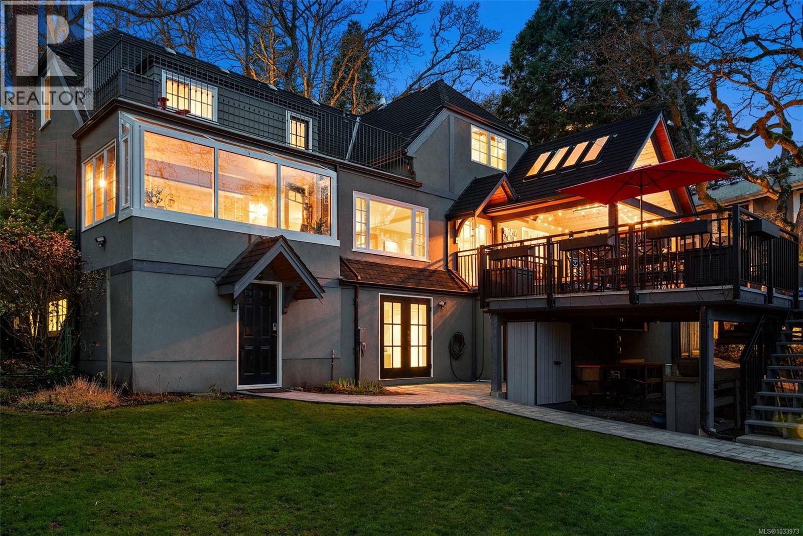 995 Terrace Ave, Victoria