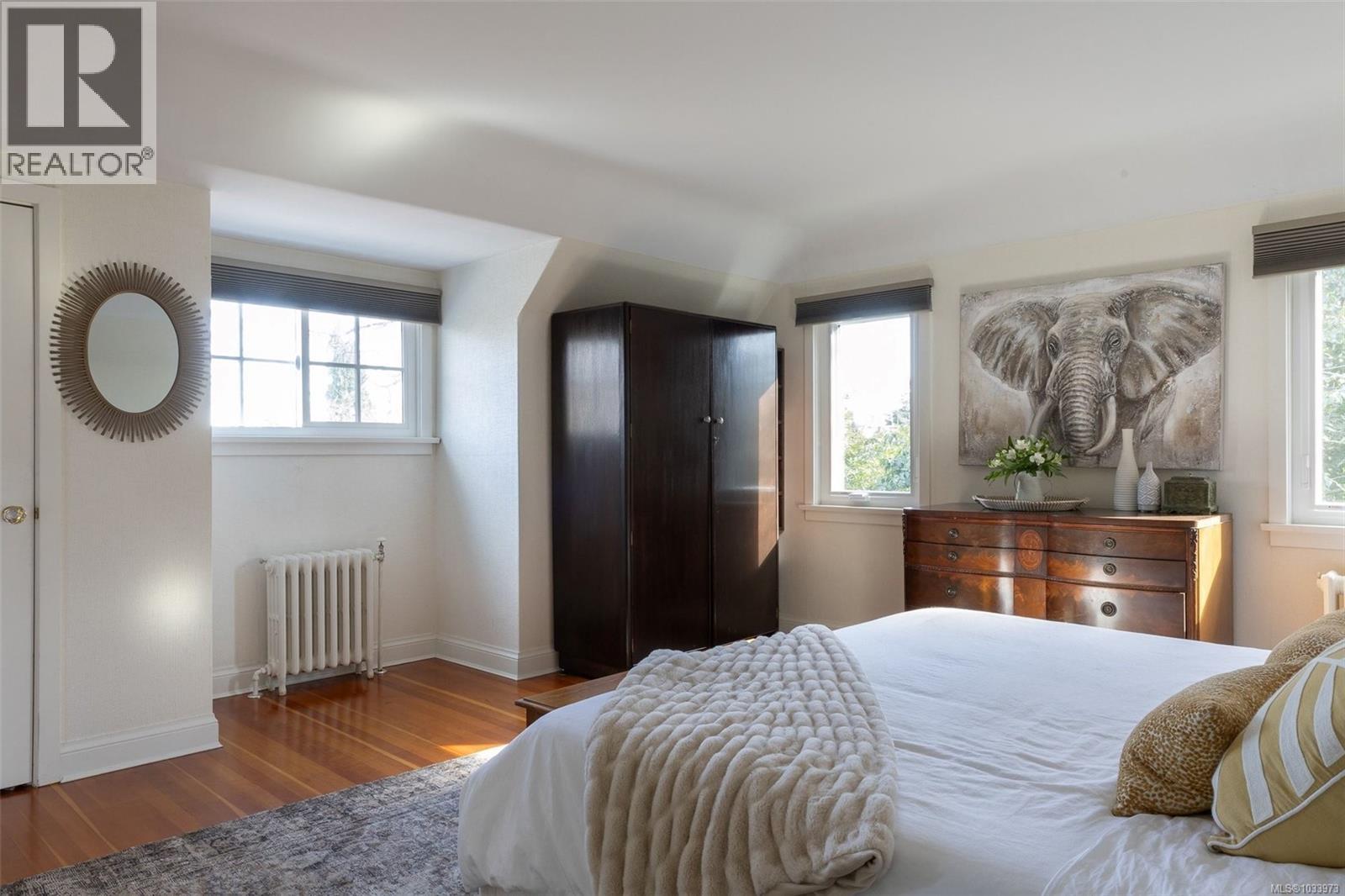 995 Terrace Ave, Victoria
