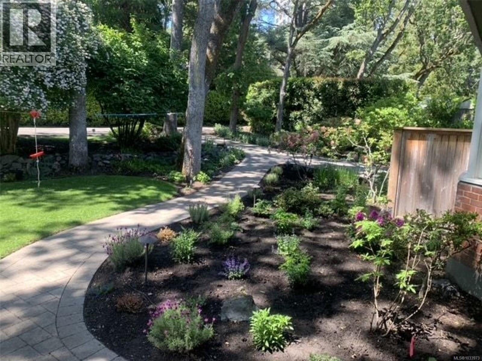 995 Terrace Ave, Victoria