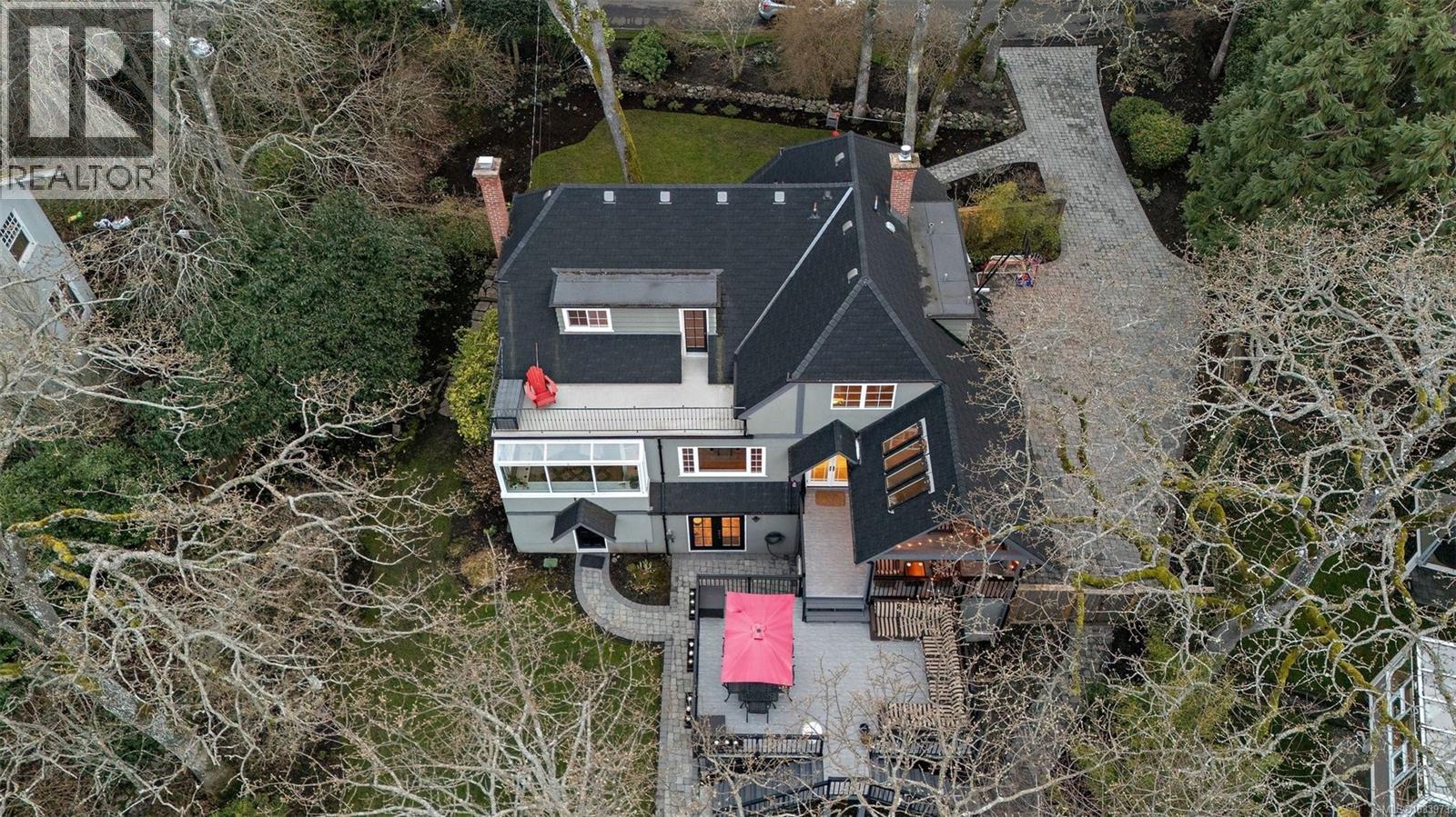 995 Terrace Ave, Victoria
