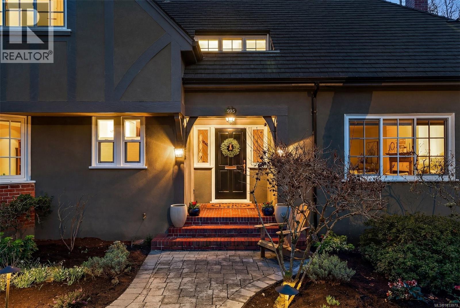 995 Terrace Ave, Victoria