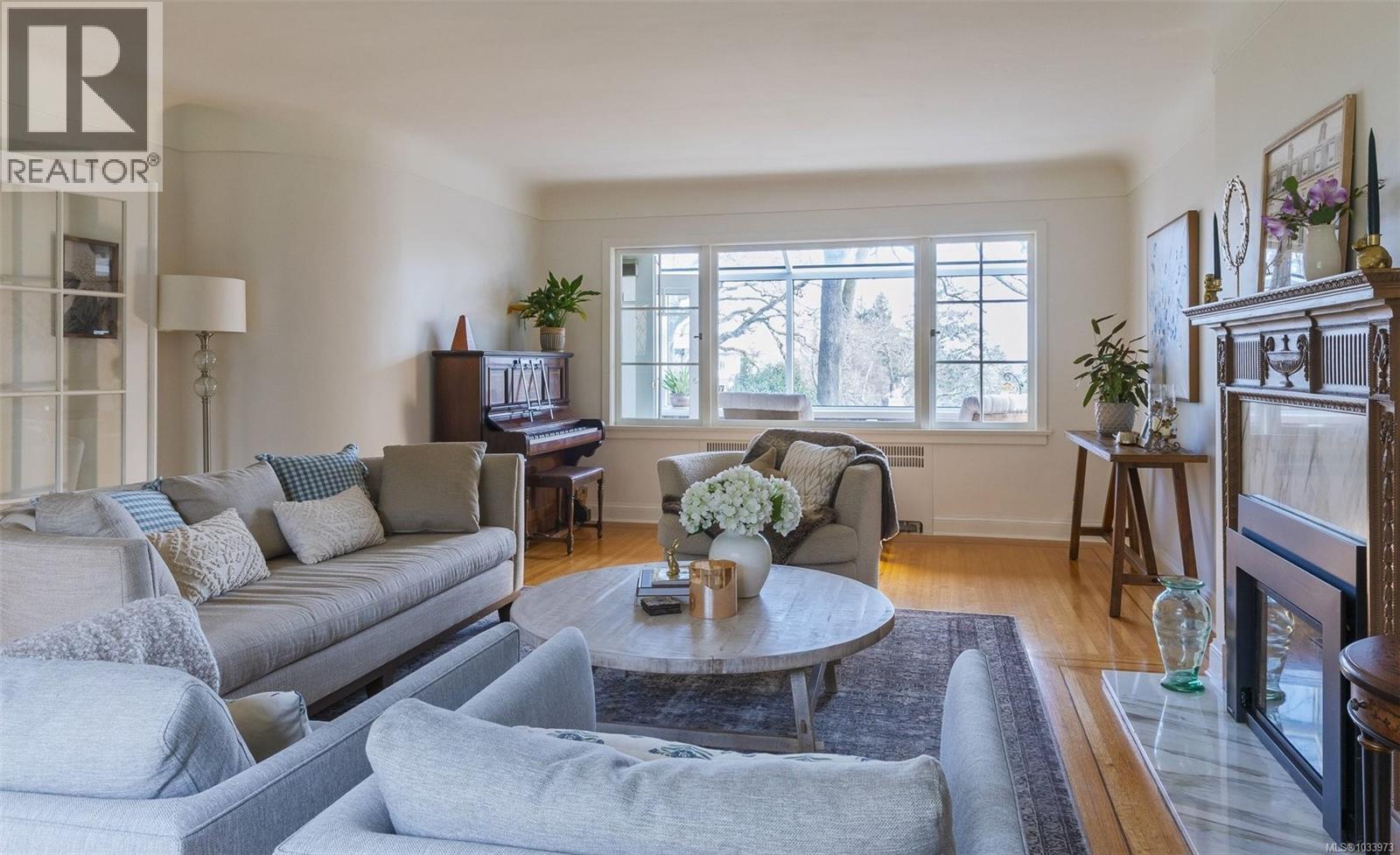 995 Terrace Ave, Victoria