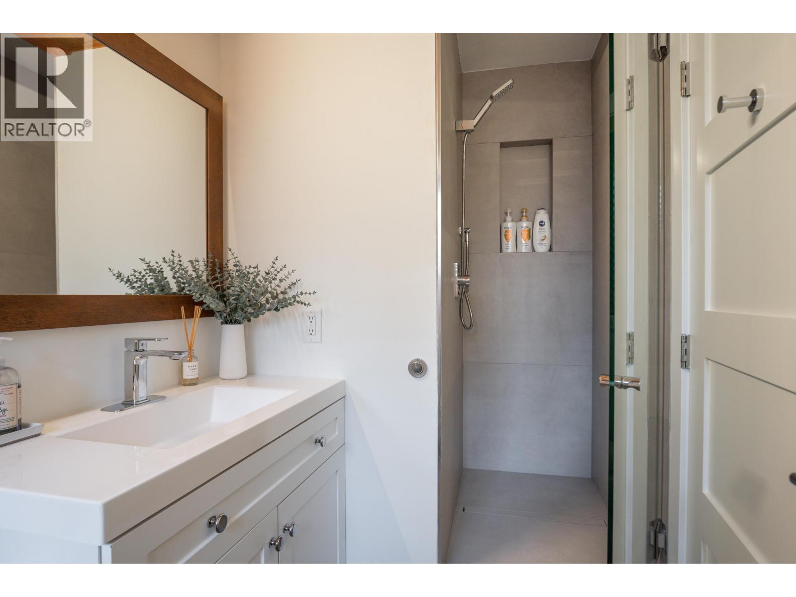 206 6117 EAGLE DRIVE — photo 17