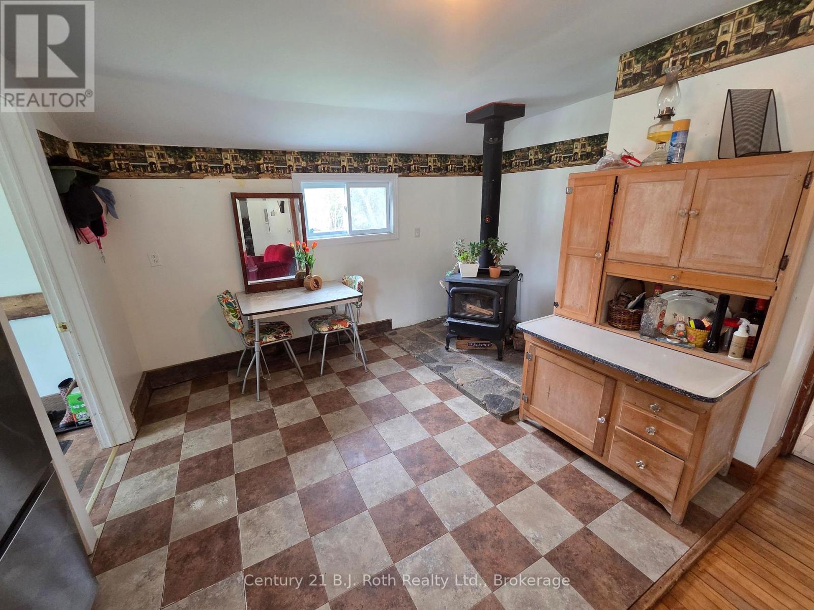 4 STOCKING LANE - 8