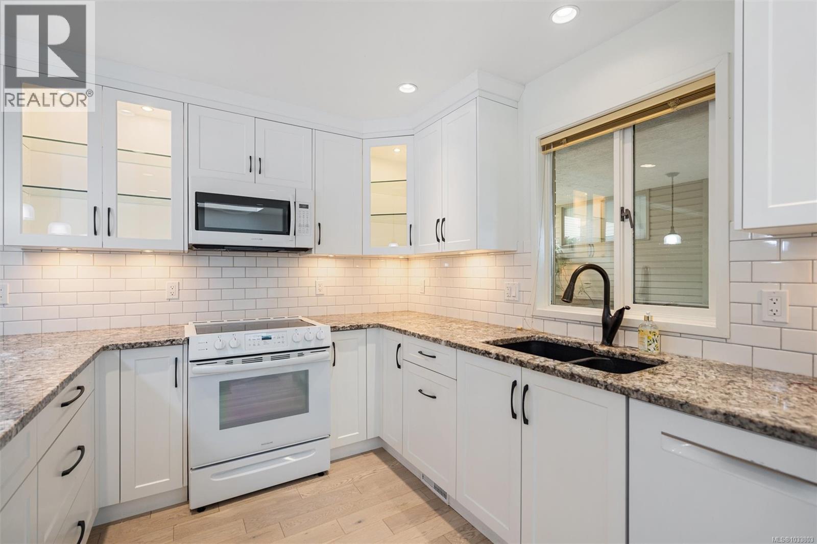 118 2345 Cedar Hill Cross Road, Oak Bay