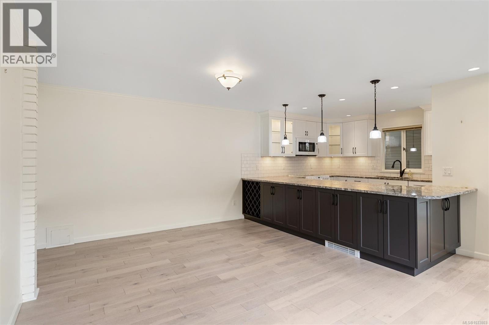 118 2345 Cedar Hill Cross Road, Oak Bay