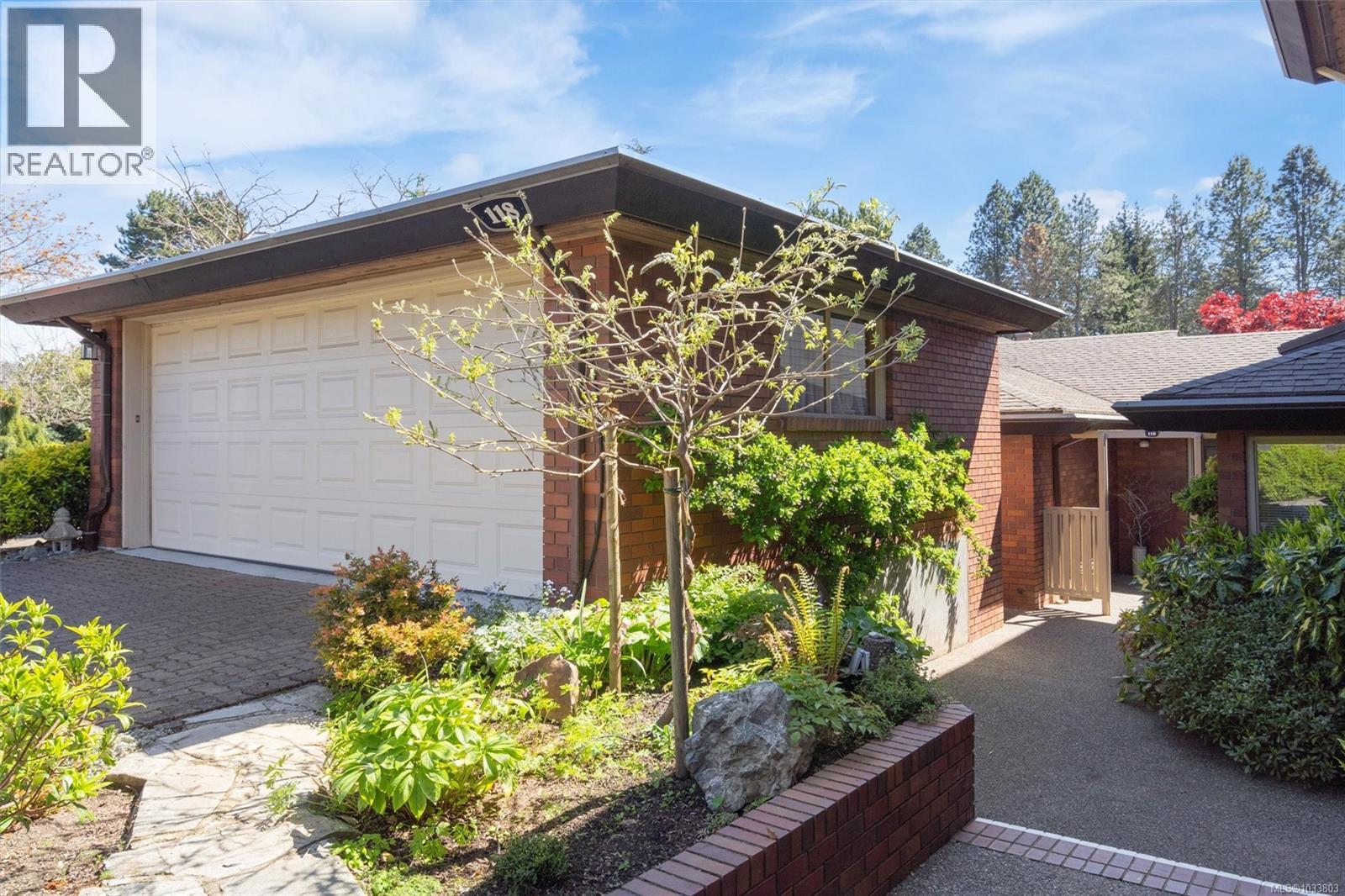 118 2345 Cedar Hill Cross Road, Oak Bay