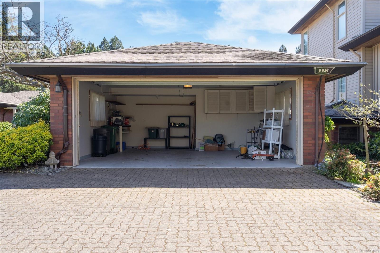 118 2345 Cedar Hill Cross Road, Oak Bay
