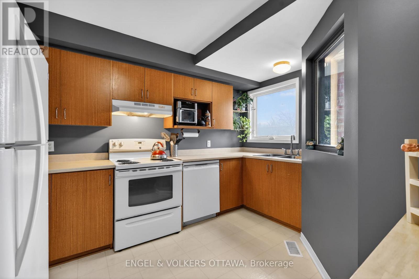 272 KING EDWARD AVENUE - 3