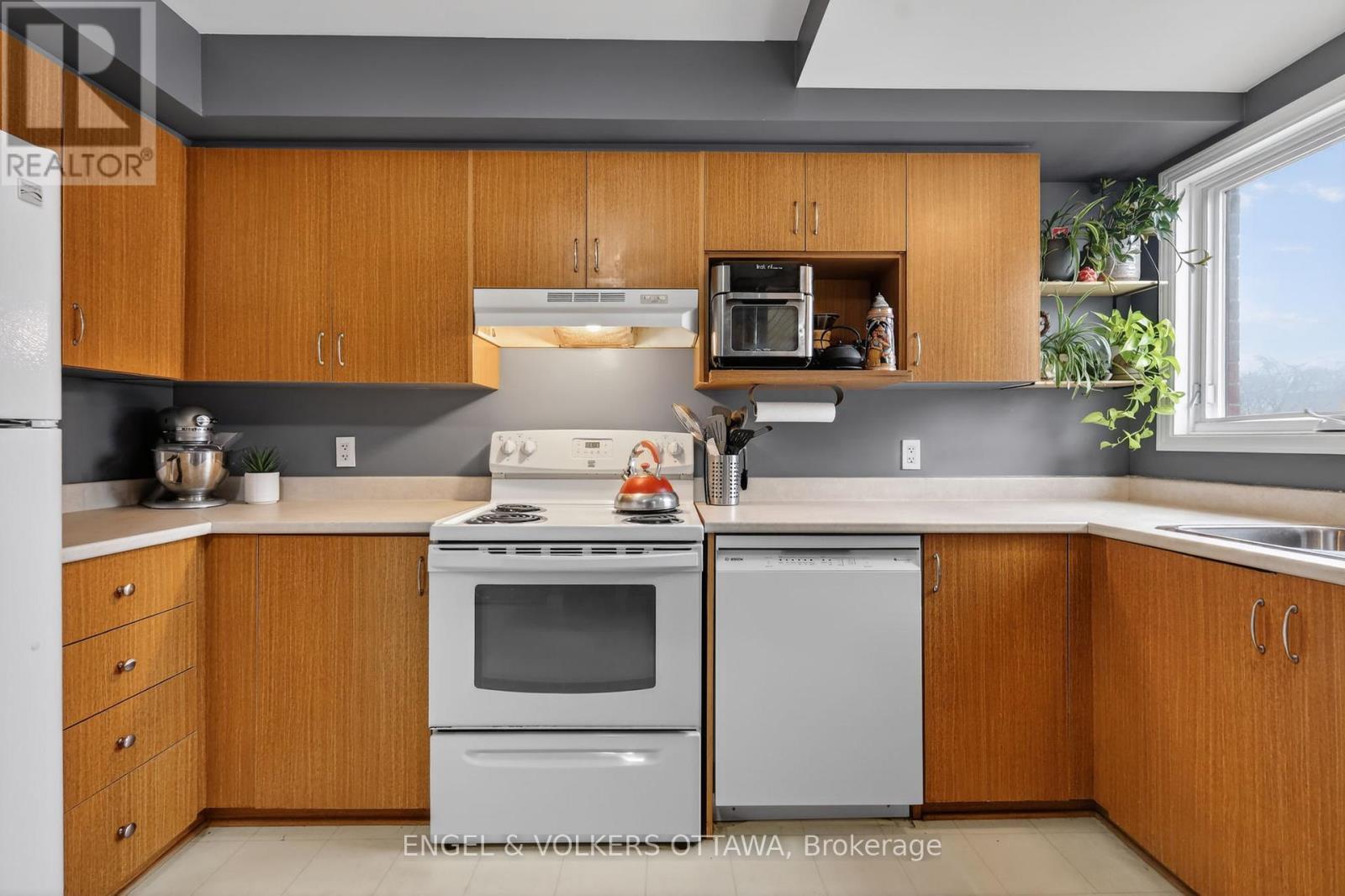 272 KING EDWARD AVENUE - 4