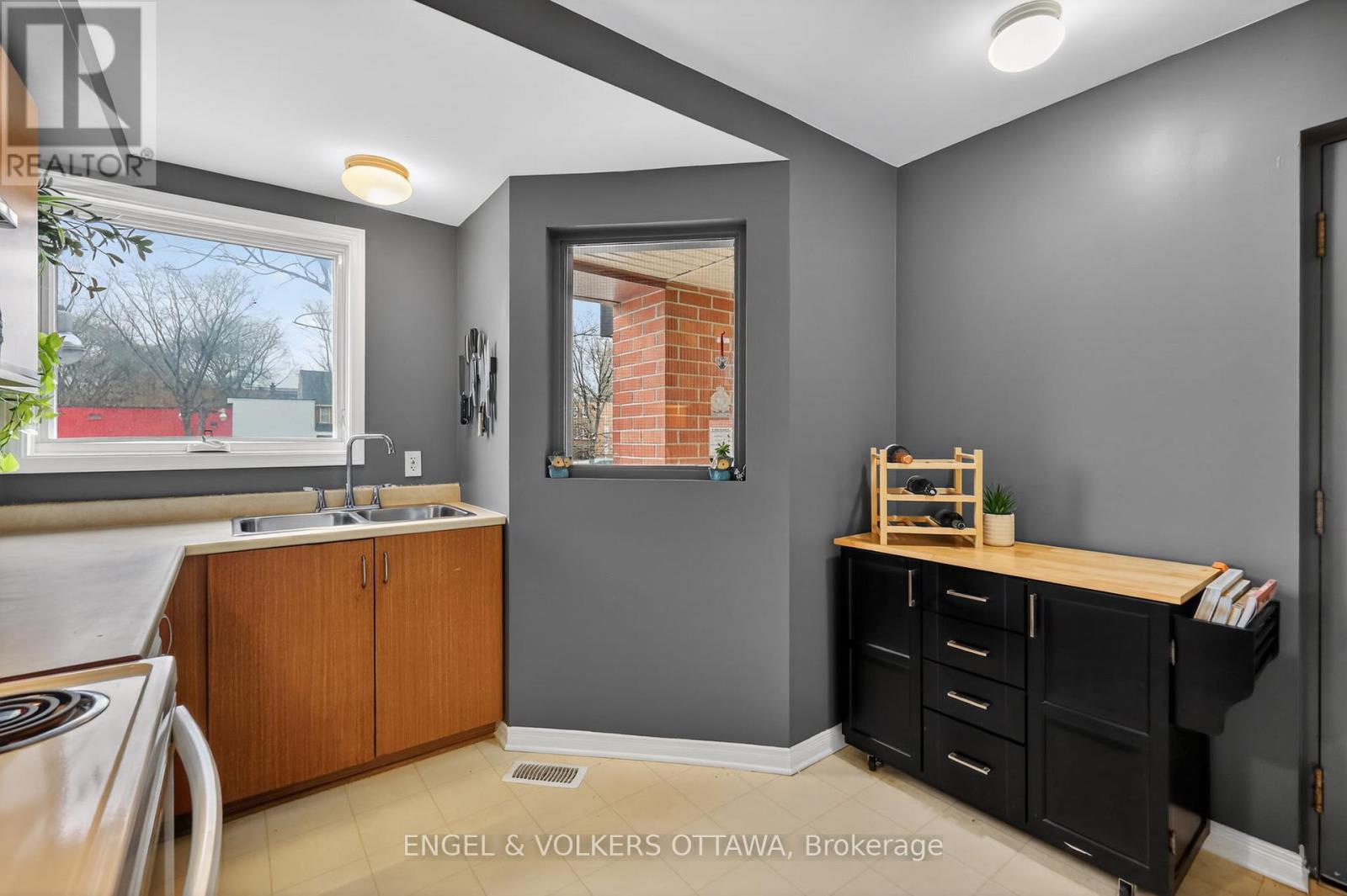 272 KING EDWARD AVENUE - 5