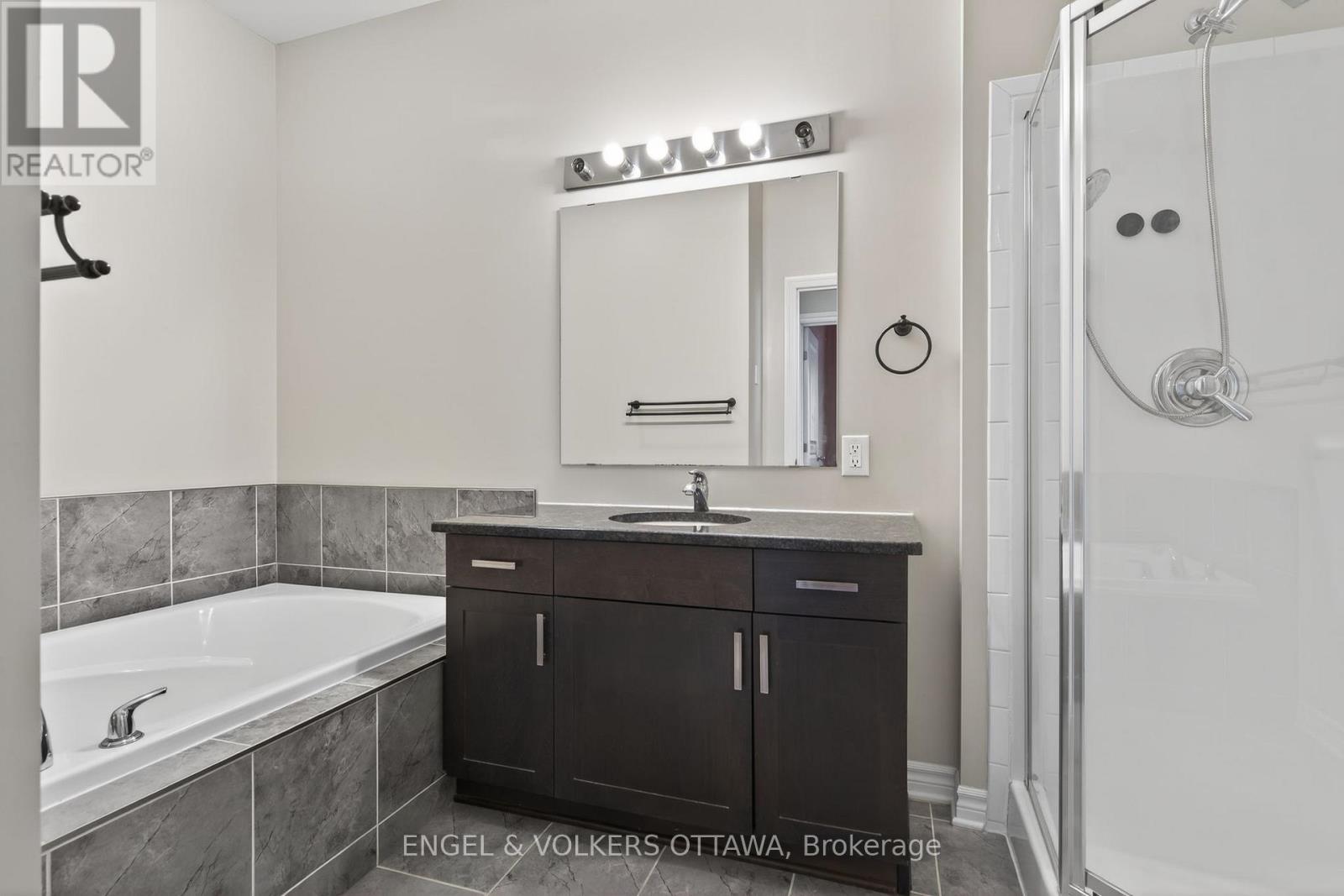 #52 119 POPLIN STREET - 21