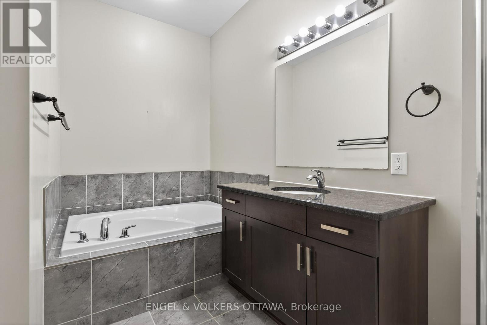 #52 119 POPLIN STREET - 22