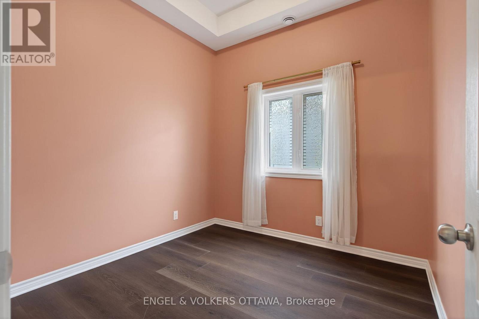 #52 119 POPLIN STREET - 24