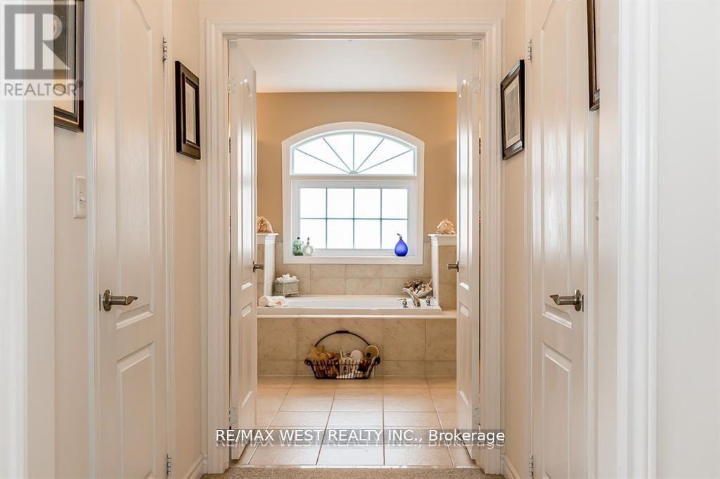 118 SUCCESSION CRESCENT - 29