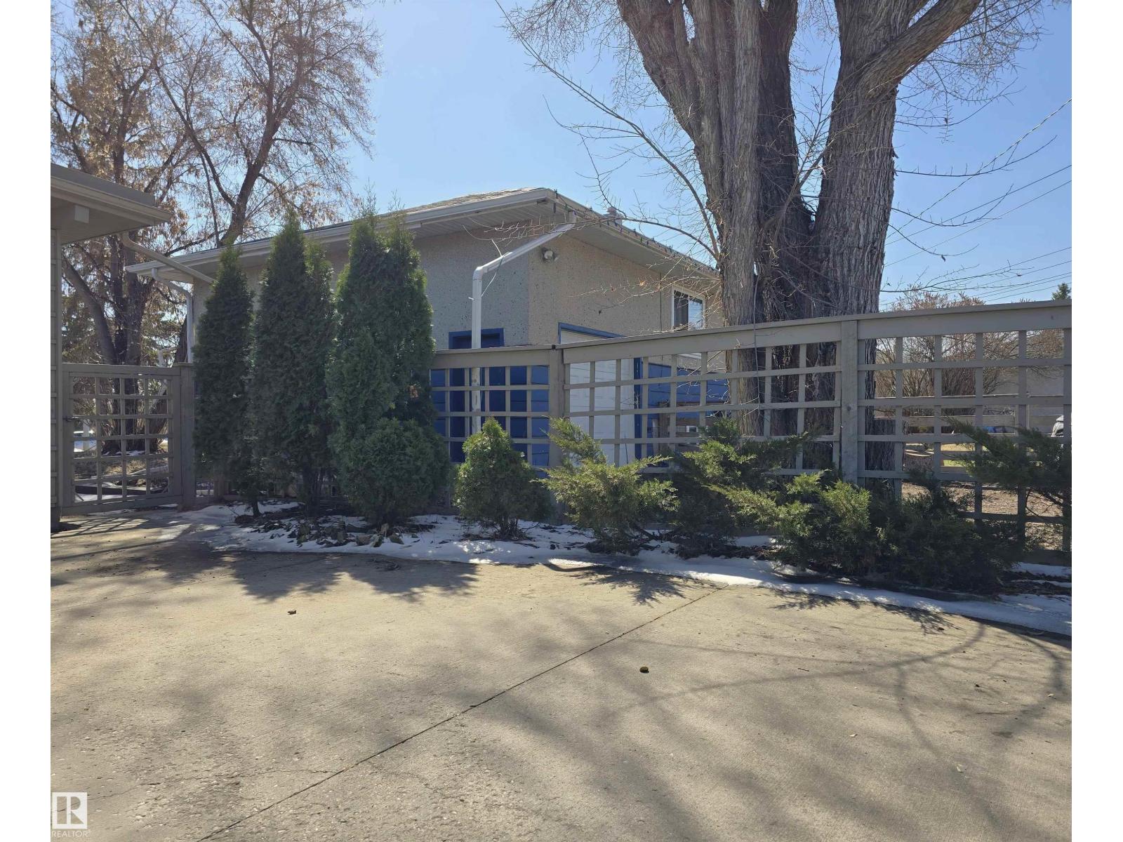 9624 75 ST NW - 32