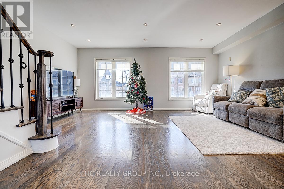 20 PRINCE CHARLES WAY - 16
