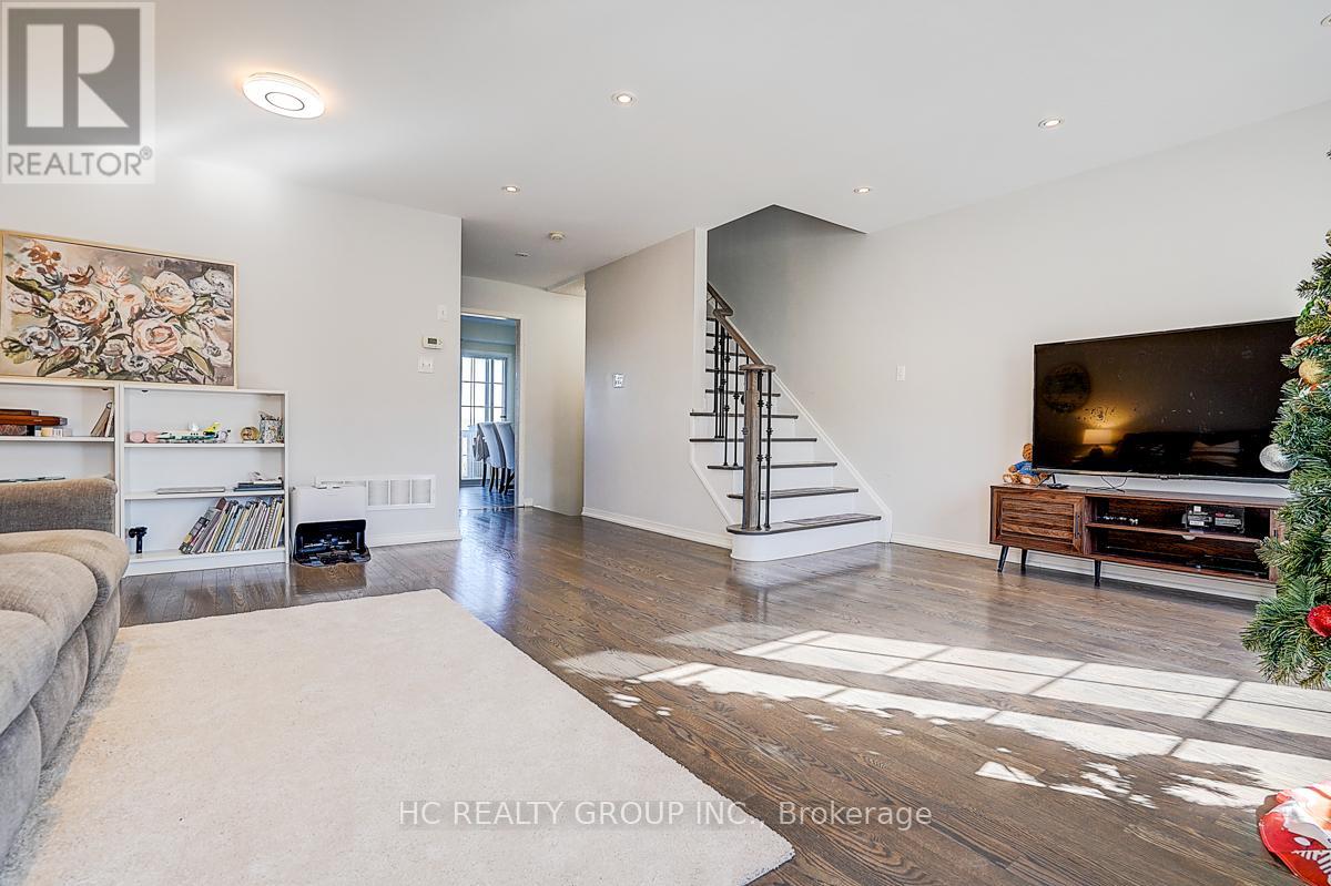20 PRINCE CHARLES WAY - 22