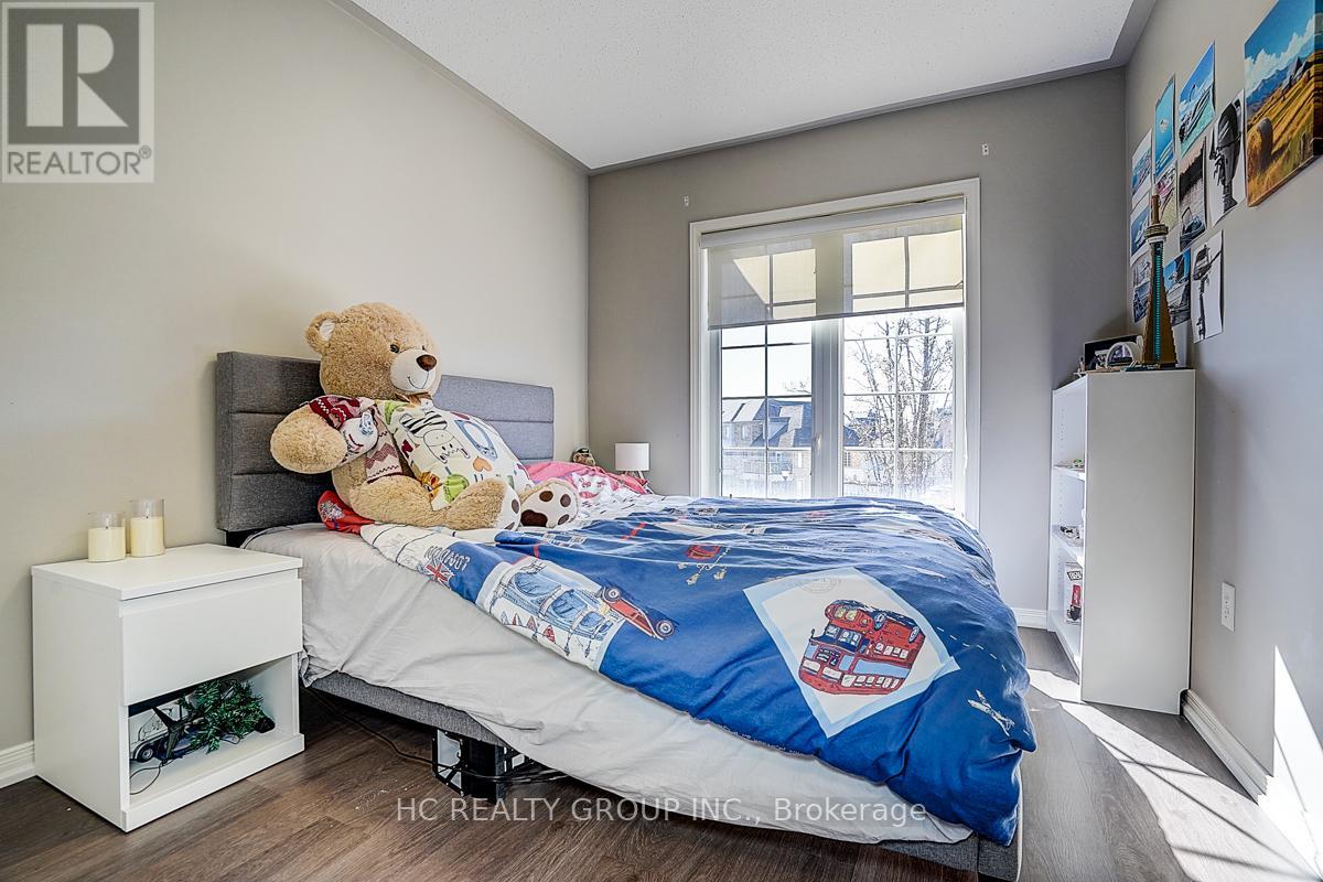 20 PRINCE CHARLES WAY - 33