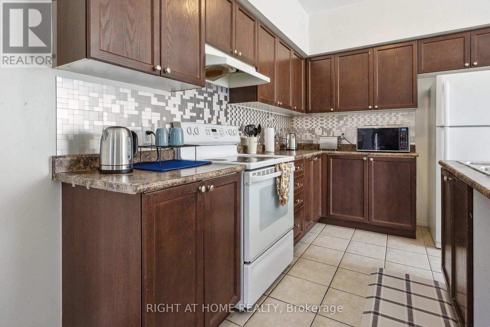 3 HERZBERG GARDENS - 4