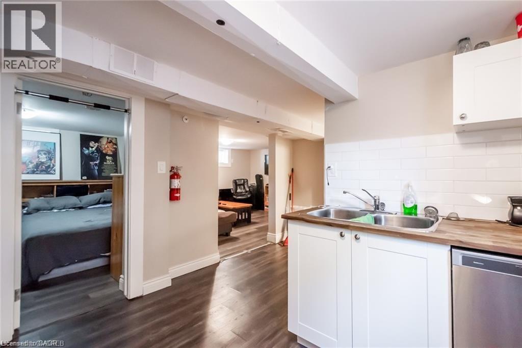 15 DELAWARE Street, St. Catharines, Ontario, L2M5L9 — Photo 5