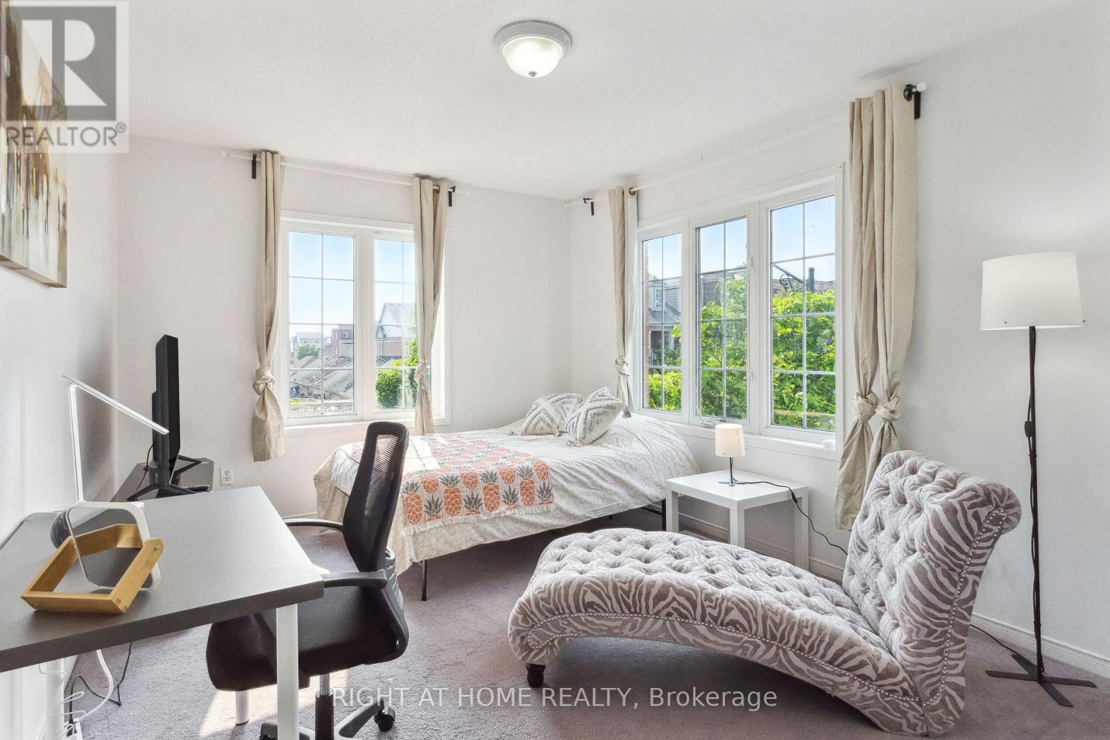 3 HERZBERG GARDENS - 8