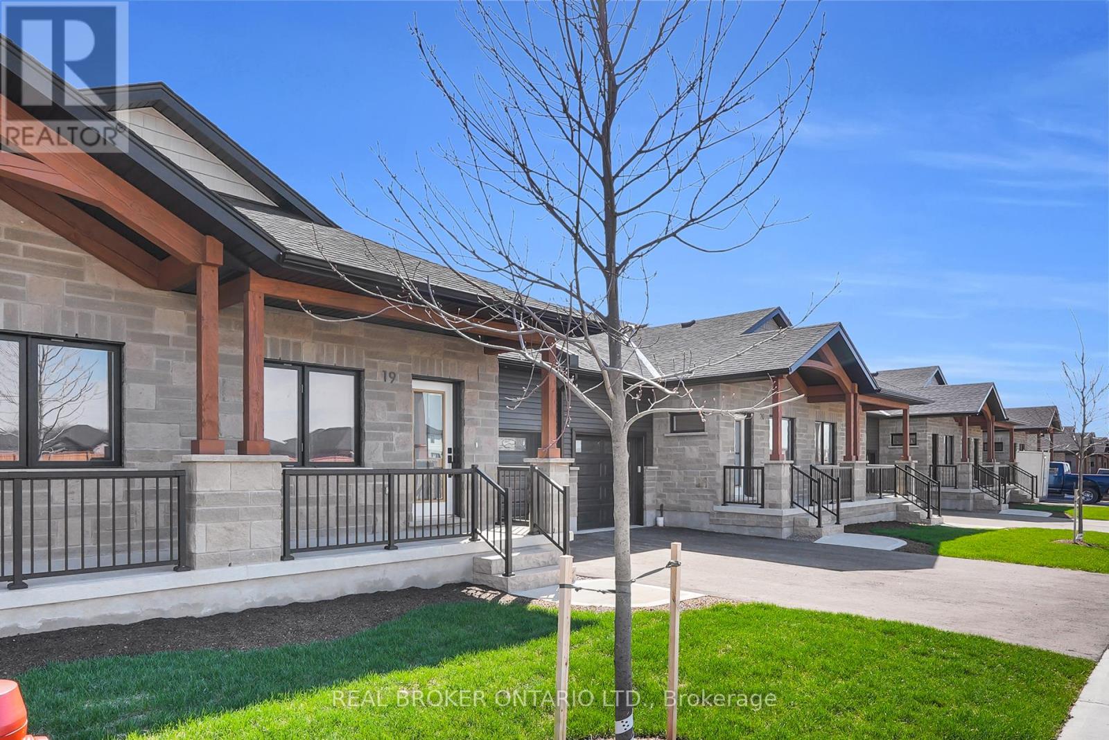 #27 29 WEYMOUTH STREET - 2