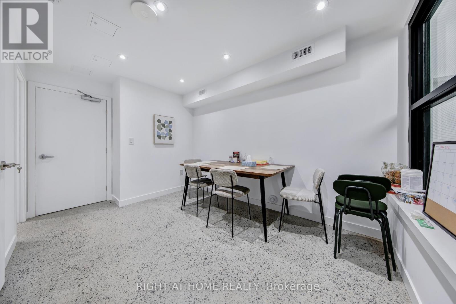 1086 ST CLAIR AVENUE W