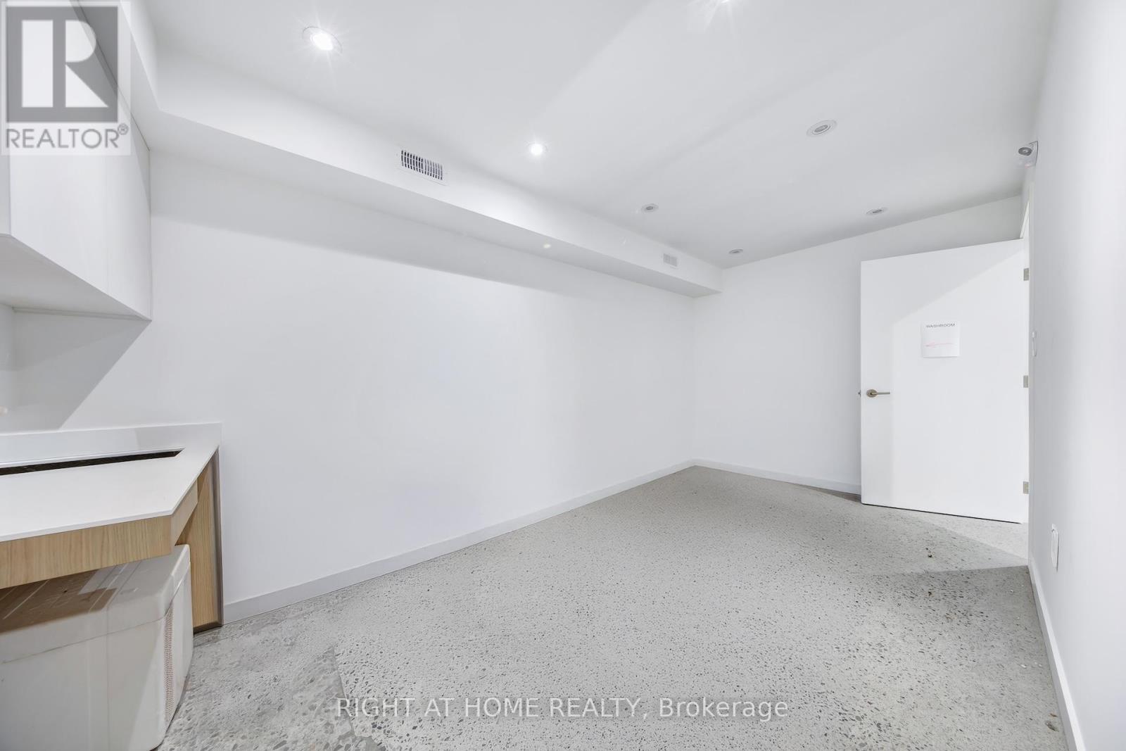 1086 ST CLAIR AVENUE W