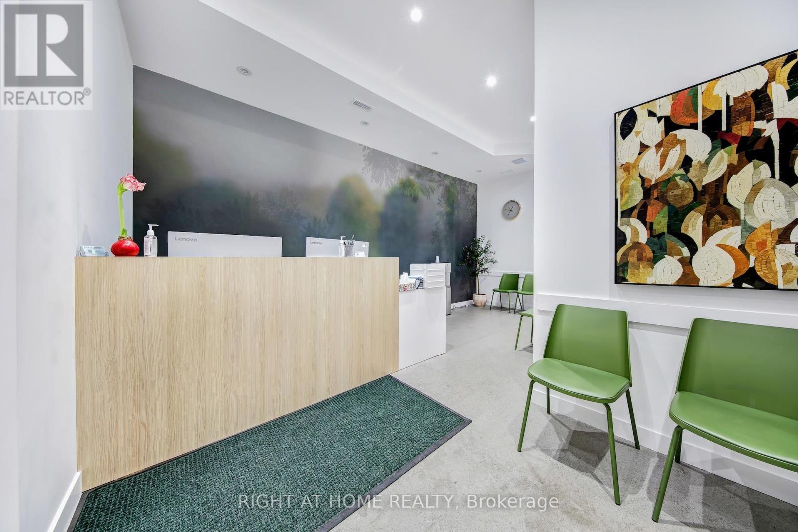 1086 ST CLAIR AVENUE W