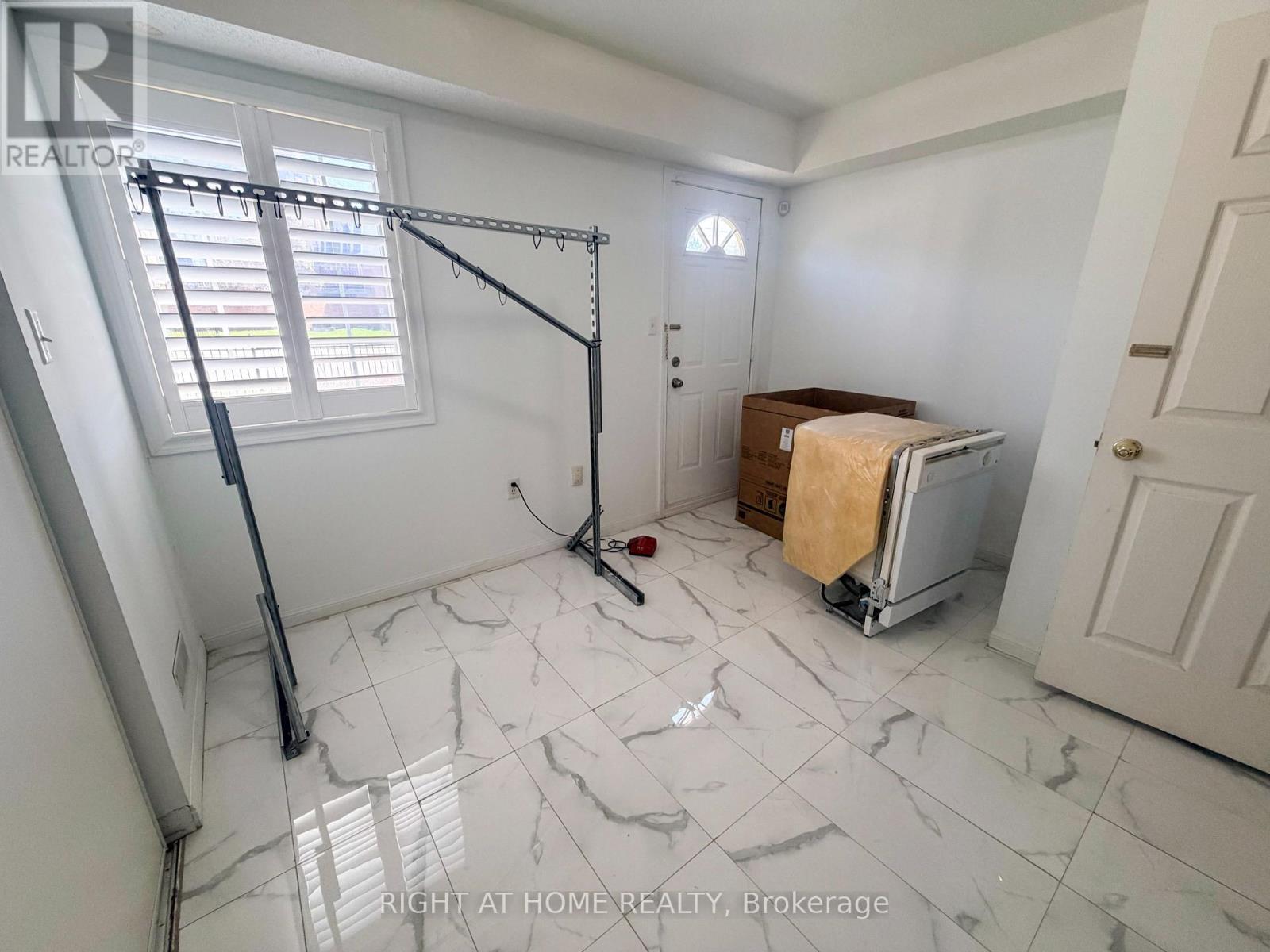 #28 1525 SOUTH PARADE COURT - 21