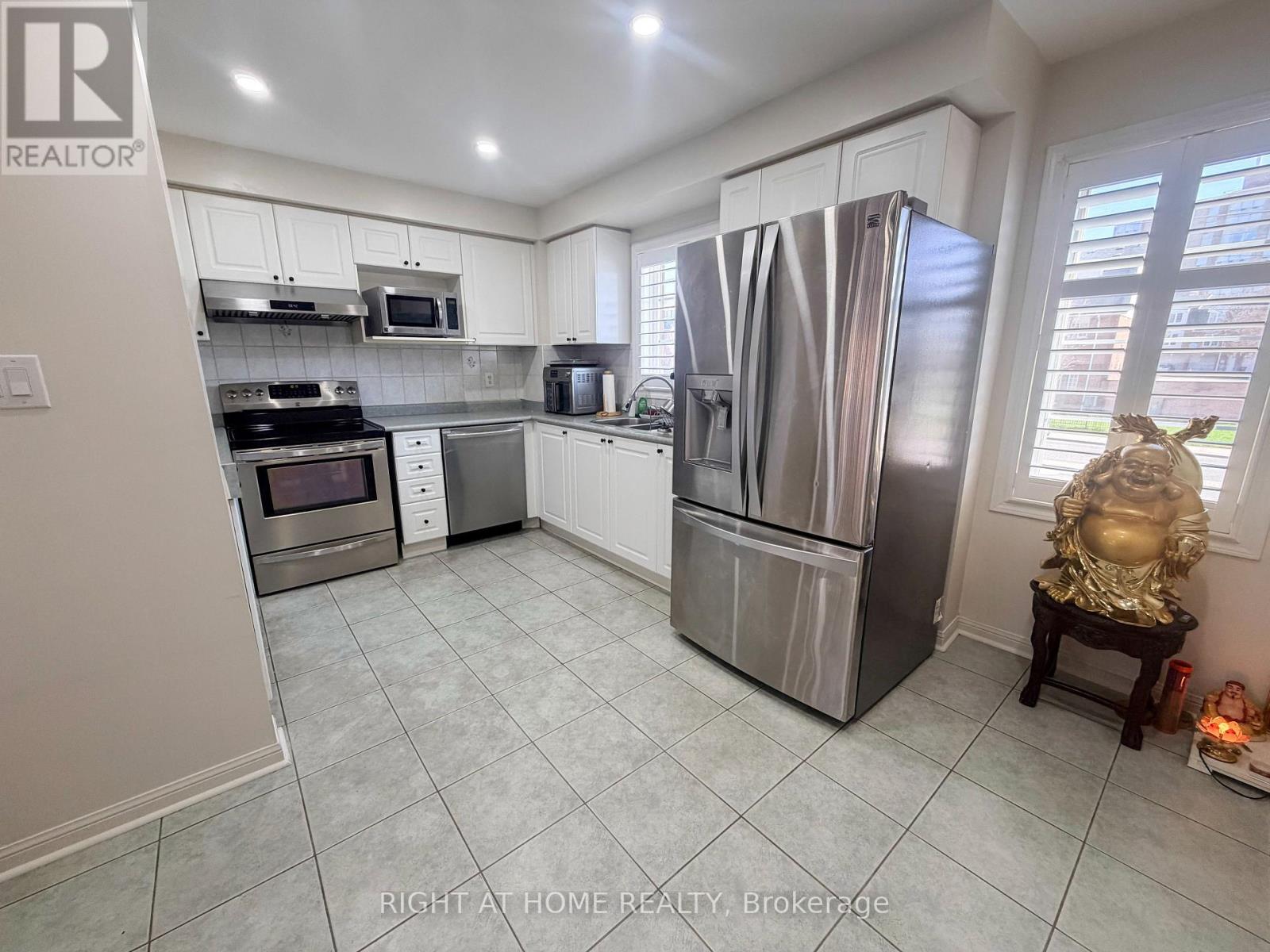 #28 1525 SOUTH PARADE COURT - 5