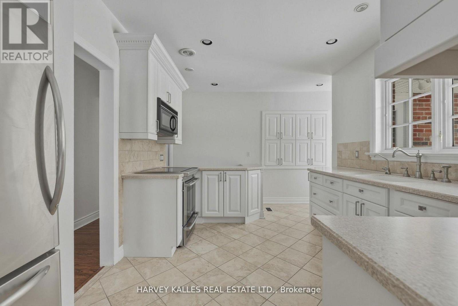 530 BLYTHWOOD ROAD - 13