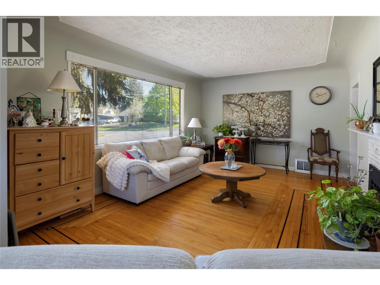 1900 37 Avenue - 5