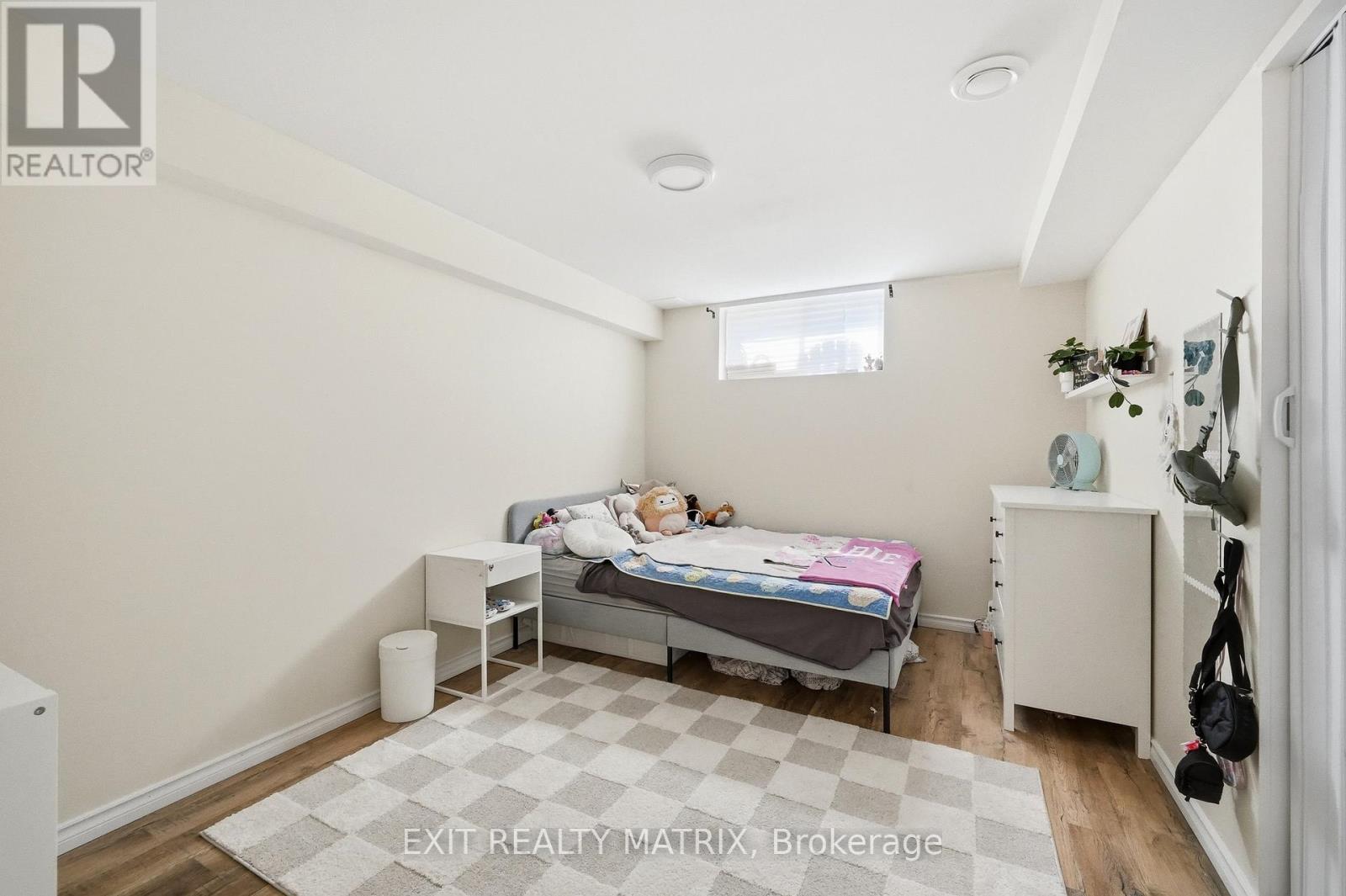 129 ABBEY CRESCENT - 28