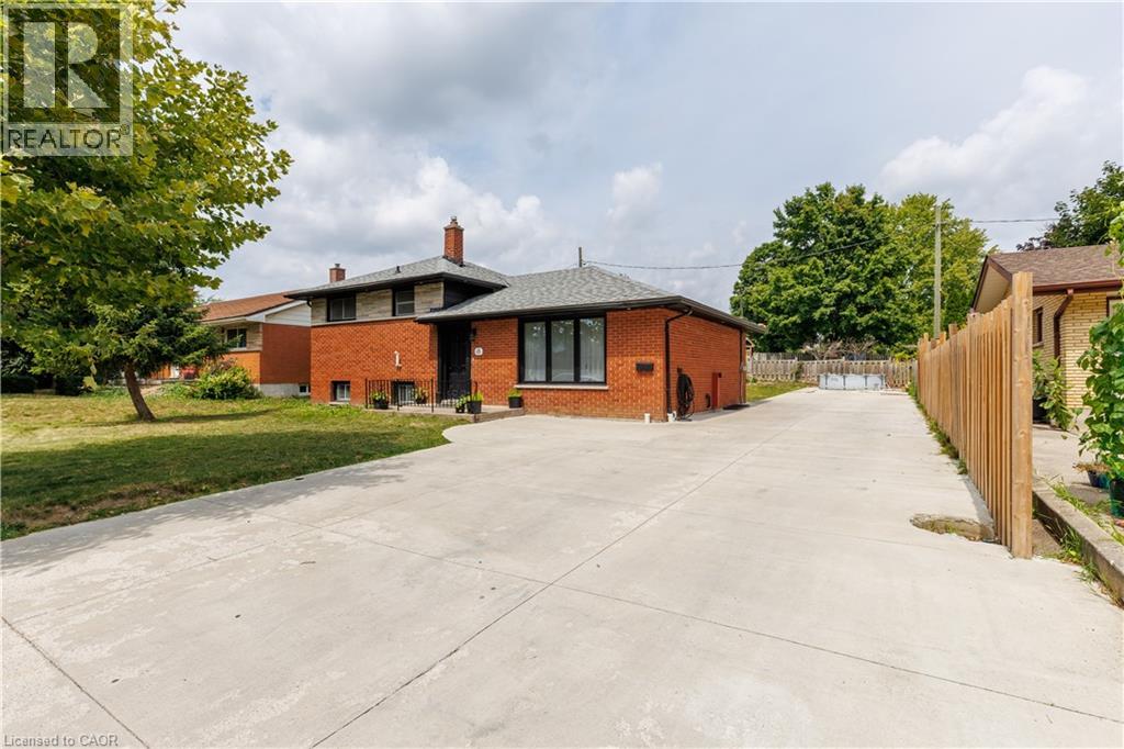 18 SILVERDALE Crescent - 1