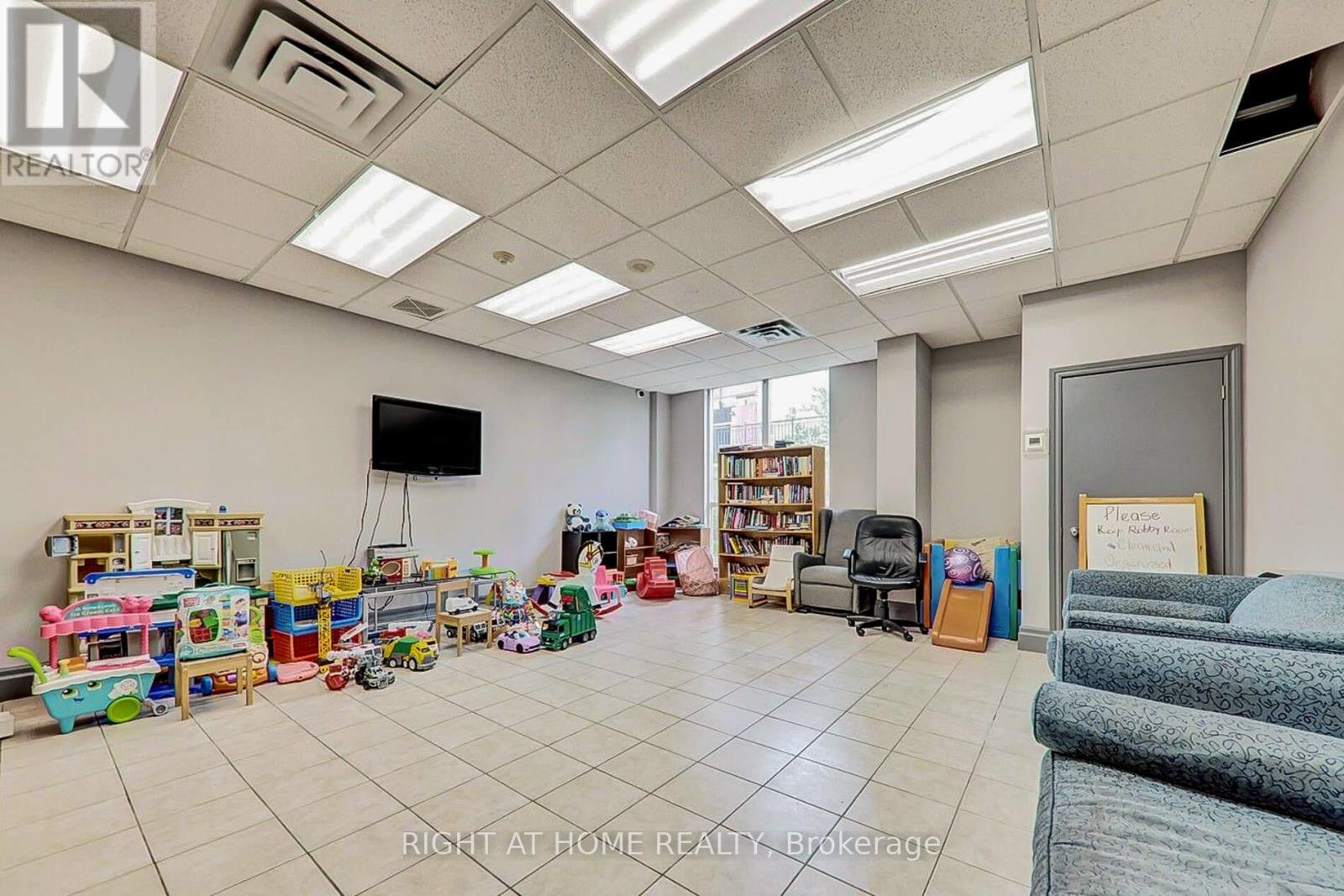 #202 2088 LAWRENCE AVENUE W - 34