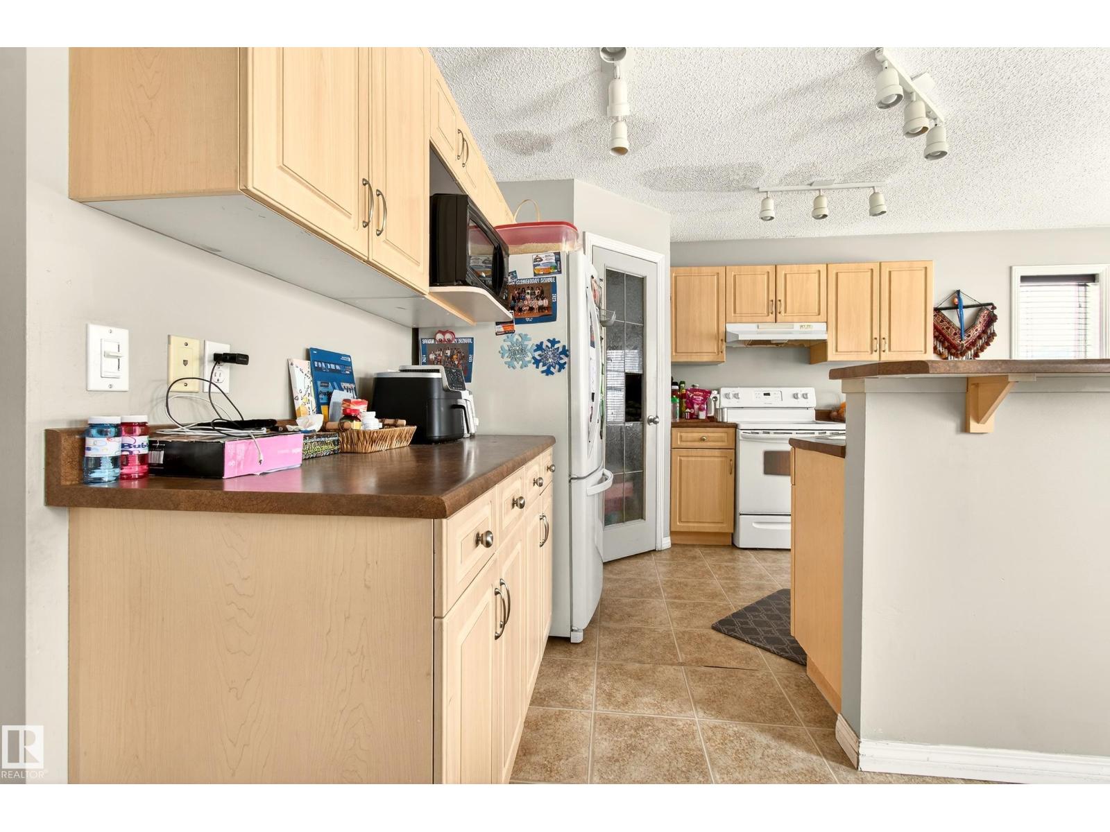 8922 5av SW - 14