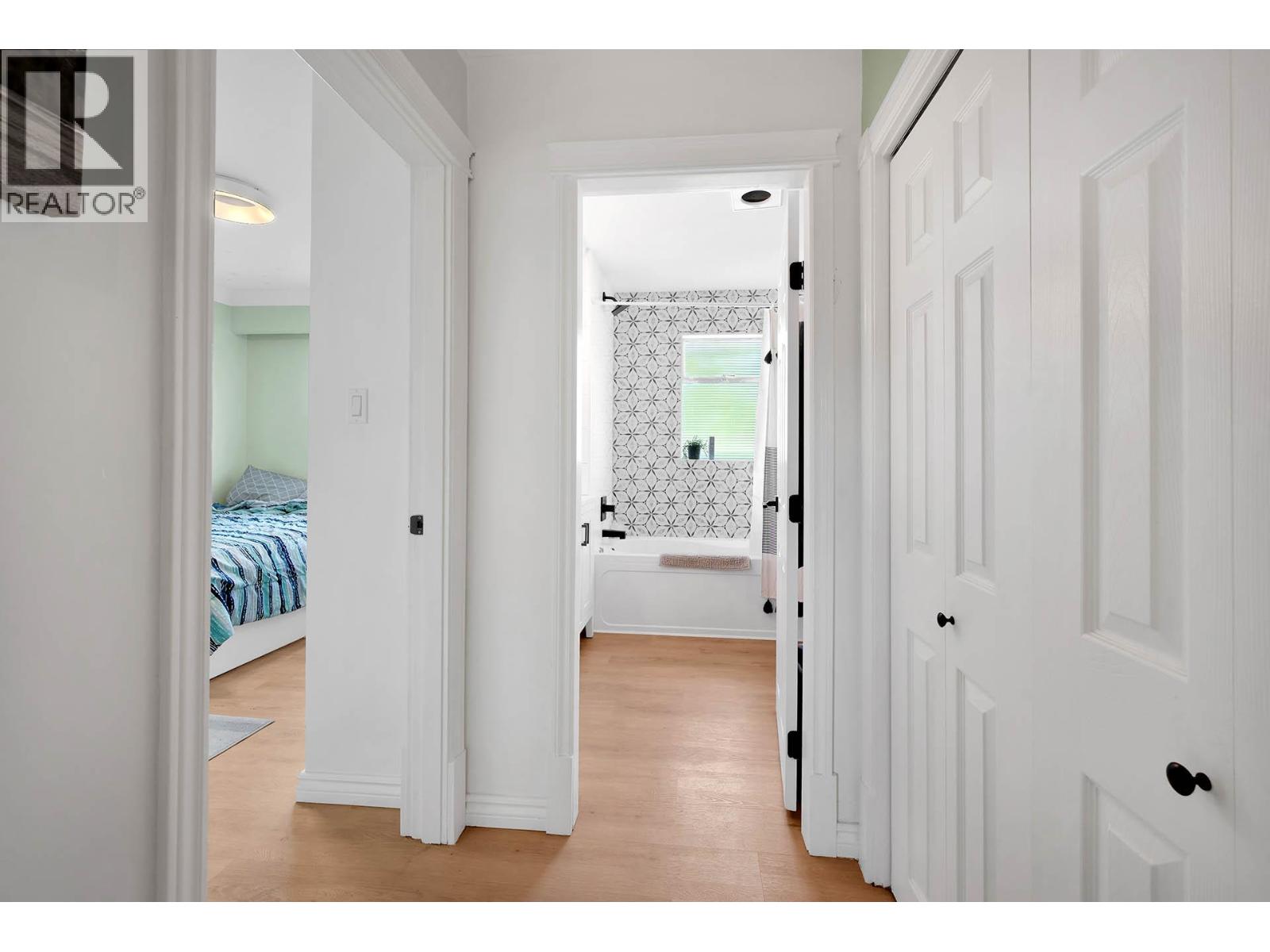2436 YOUNG Avenue - 25