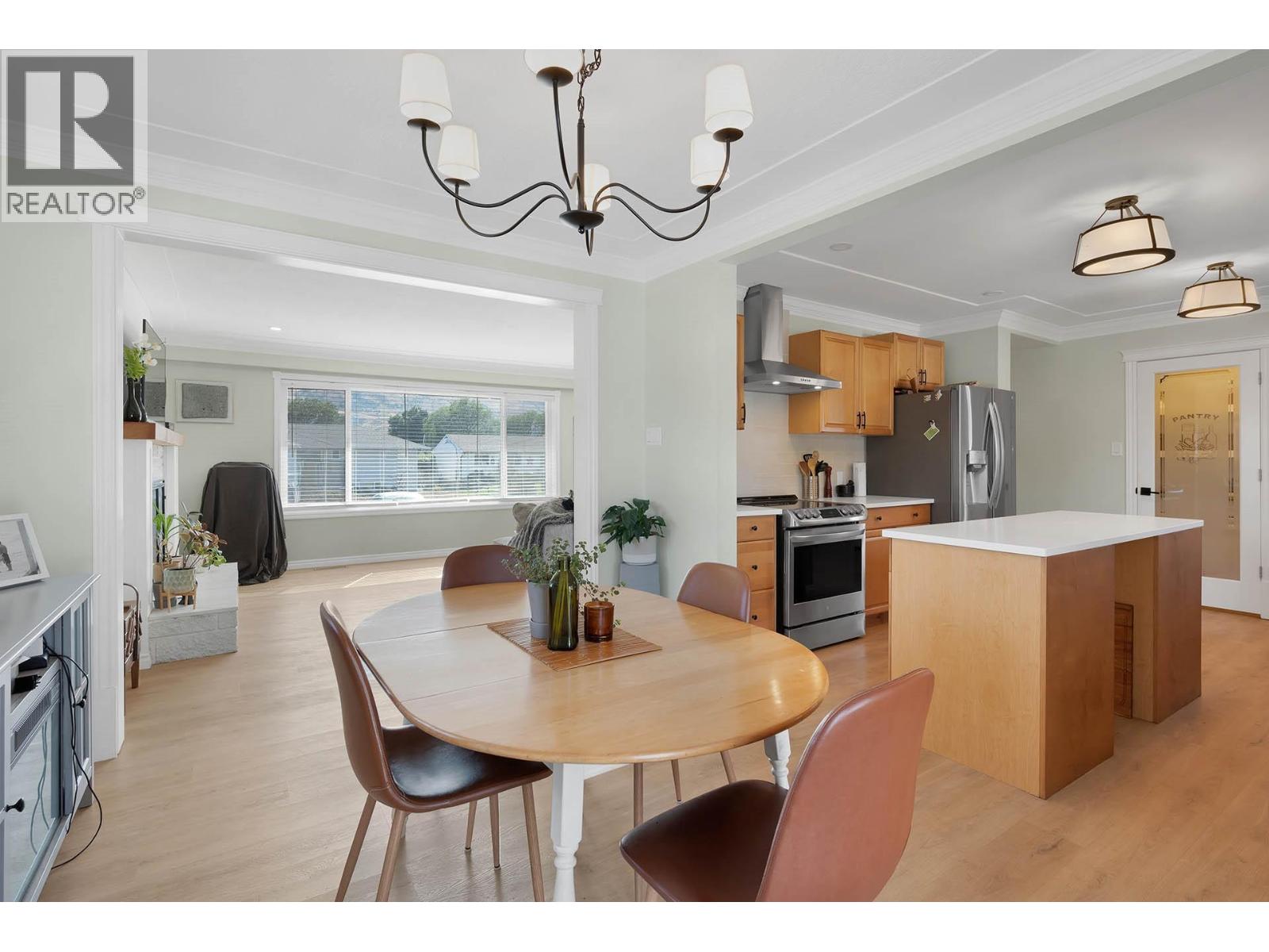 2436 YOUNG Avenue - 10