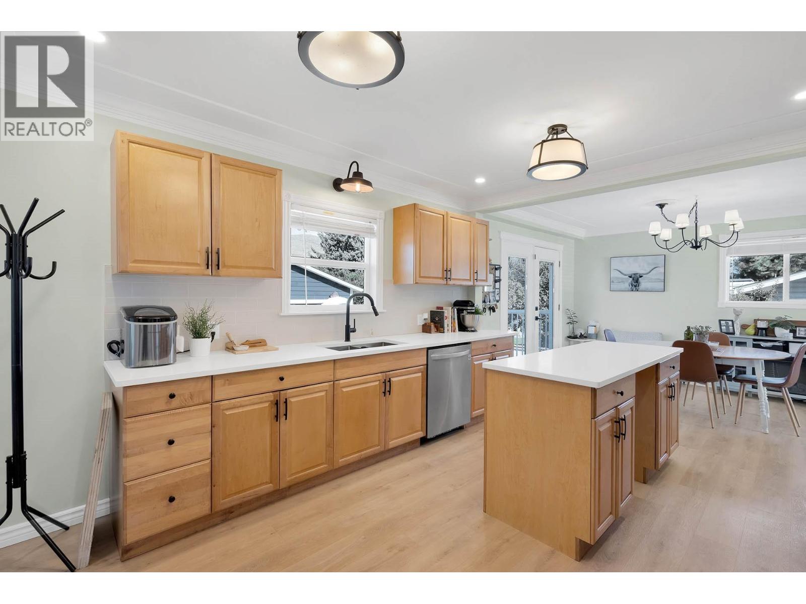 2436 YOUNG Avenue - 15