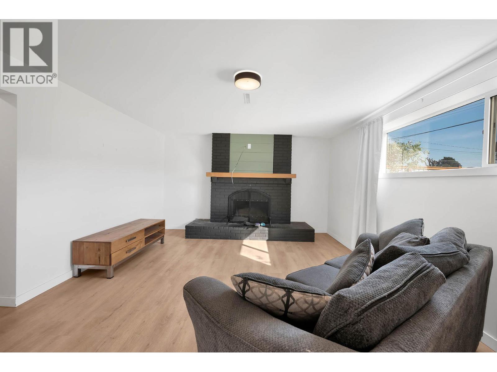 2436 YOUNG Avenue - 28