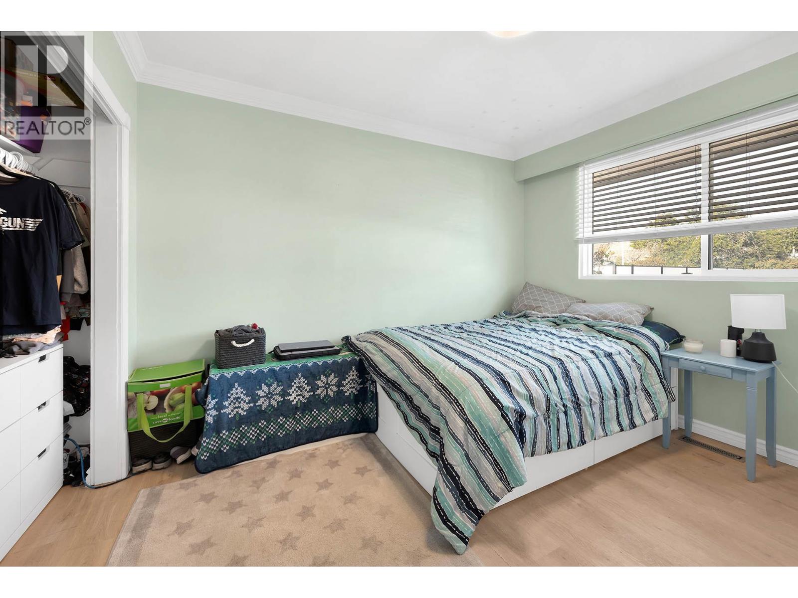 2436 YOUNG Avenue - 23