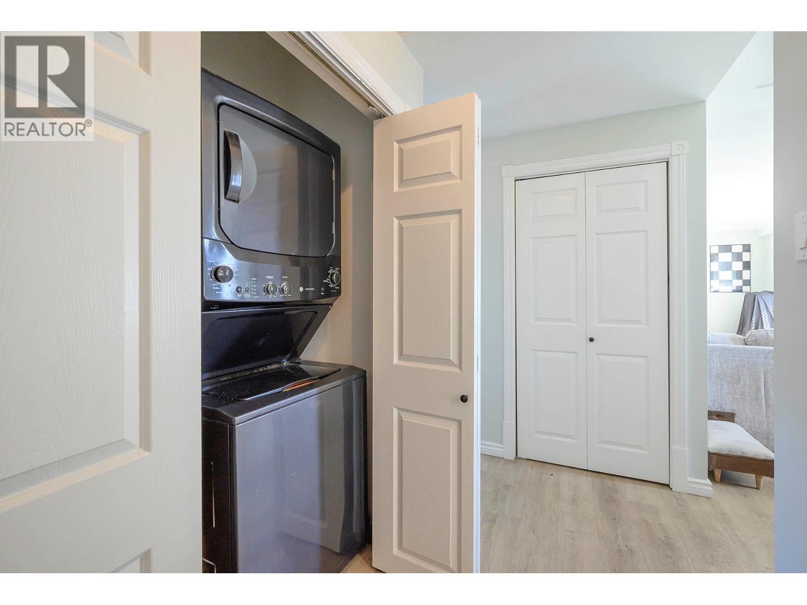 2436 YOUNG Avenue - 17