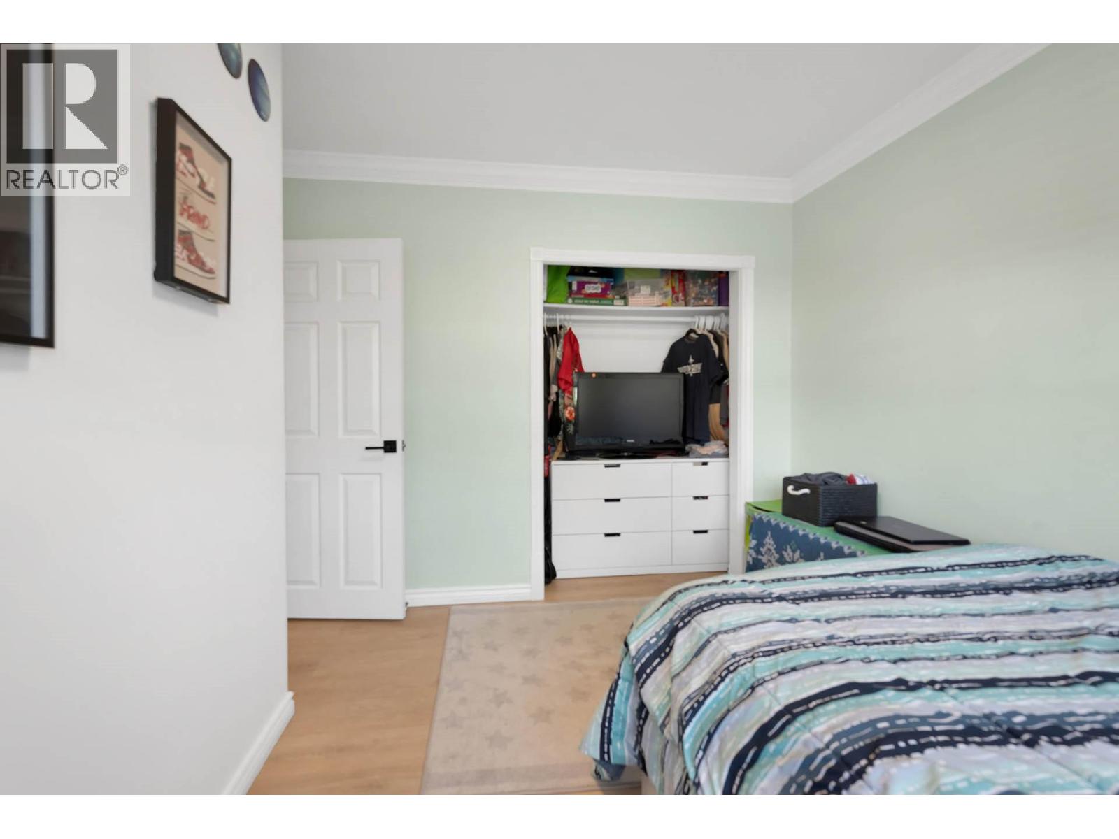 2436 YOUNG Avenue - 24