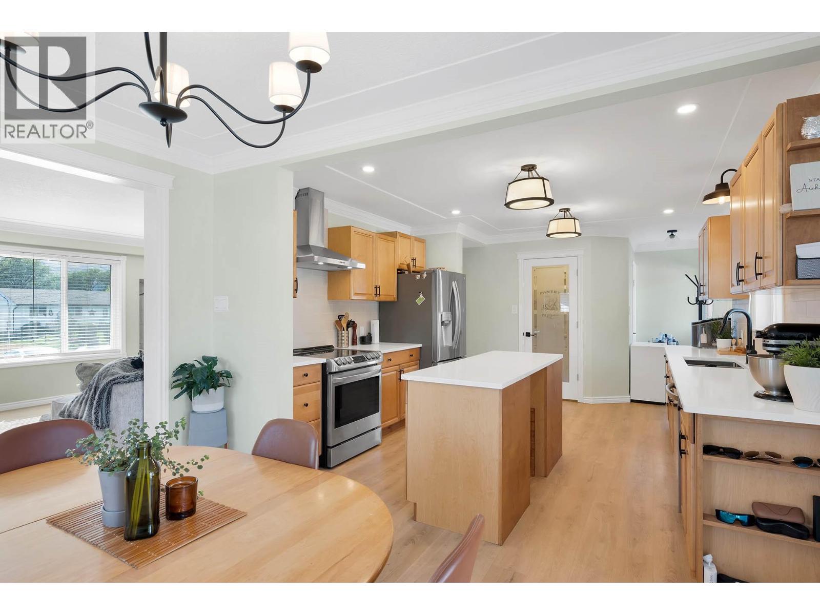 2436 YOUNG Avenue - 11