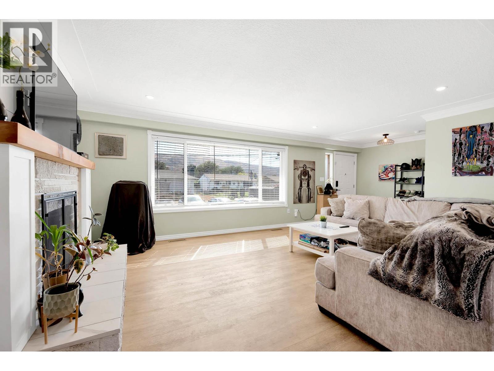2436 YOUNG Avenue - 6