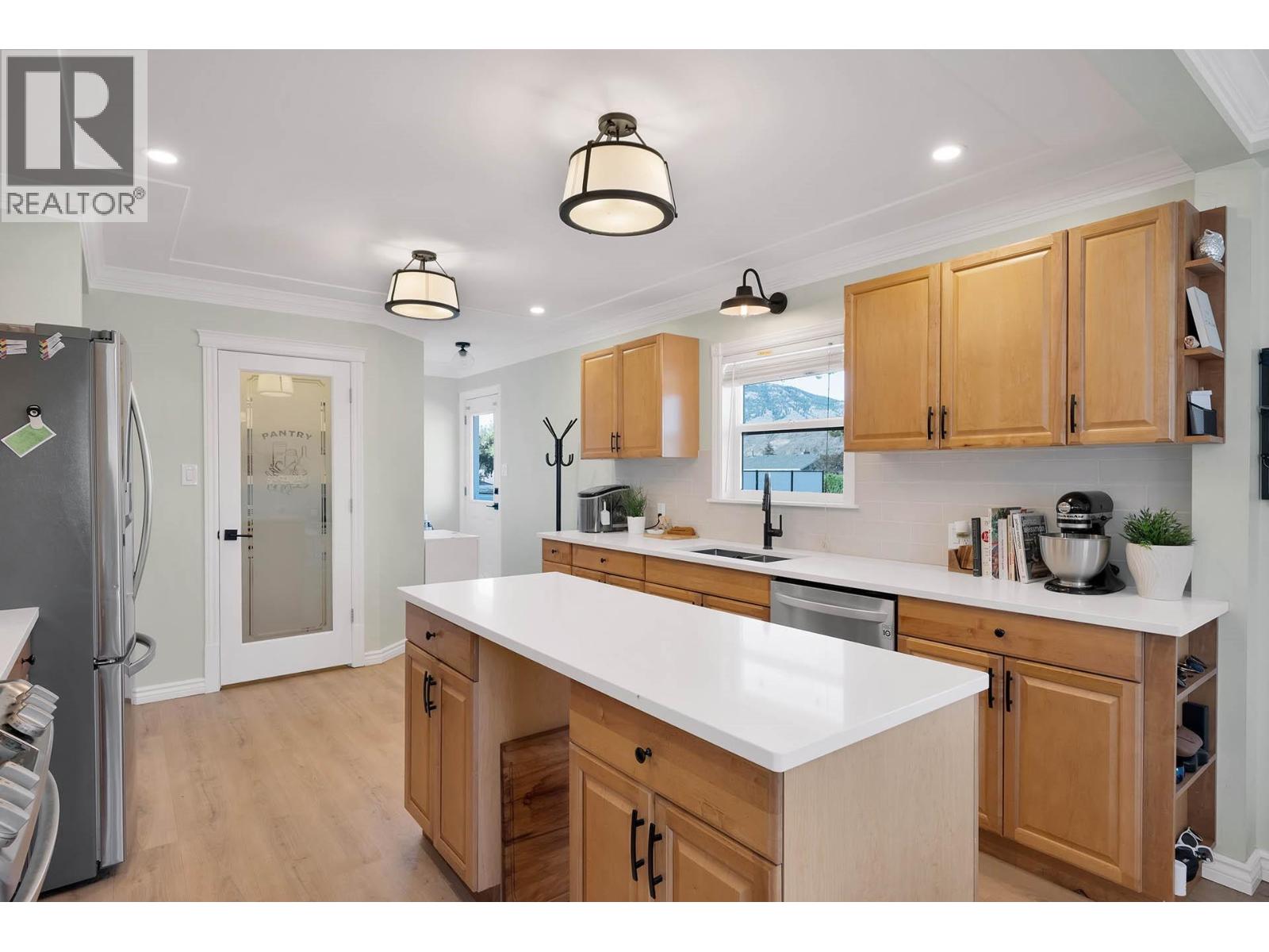 2436 YOUNG Avenue - 13